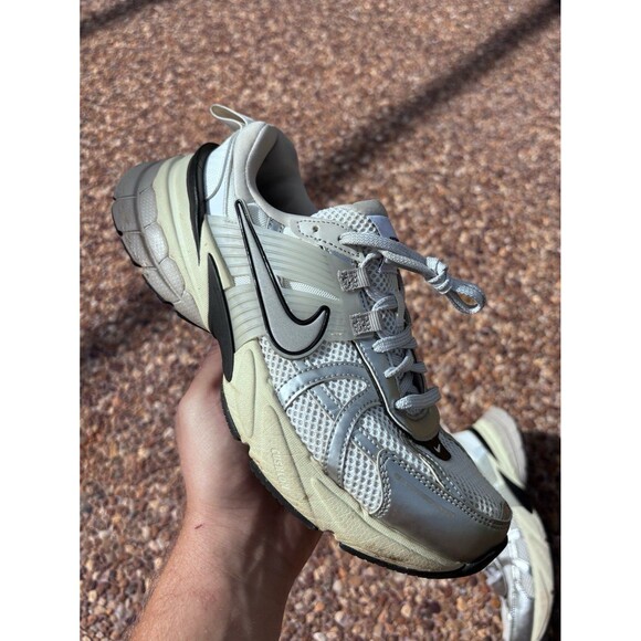 Nike WMNS V2K RUN 'SUMMIT WHITE' - Picture 1 of 7